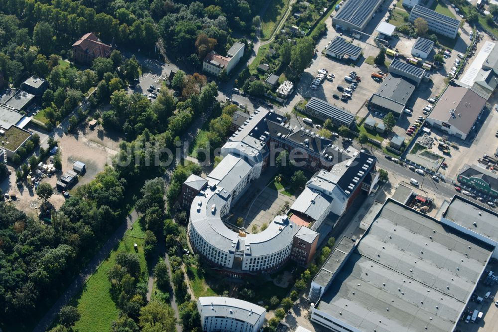 Berlin aus der Vogelperspektive: Gesundheitszentrum und Ärztehaus an der Herzbergstraße in Berlin Lichtenberg im Bundesland Berlin, Deutschland