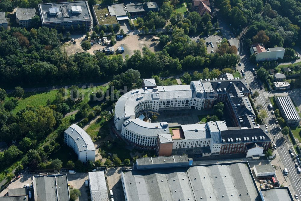 Luftaufnahme Berlin - Gesundheitszentrum und Ärztehaus an der Herzbergstraße in Berlin Lichtenberg im Bundesland Berlin, Deutschland