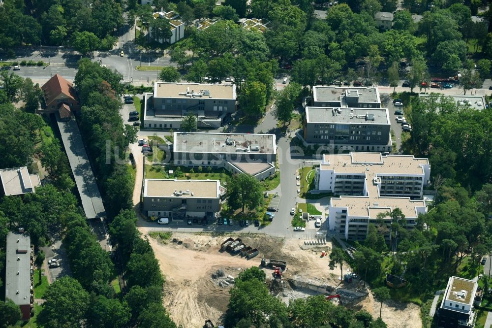 Luftbild Berlin - Gesundheitszentrum und Ärztehaus Medizinisches Versorgungszentrum Onkologischer Schwerpunkt am Oskar-Helene-Heim an der Clayallee im Ortsteil Dahlem in Berlin, Deutschland