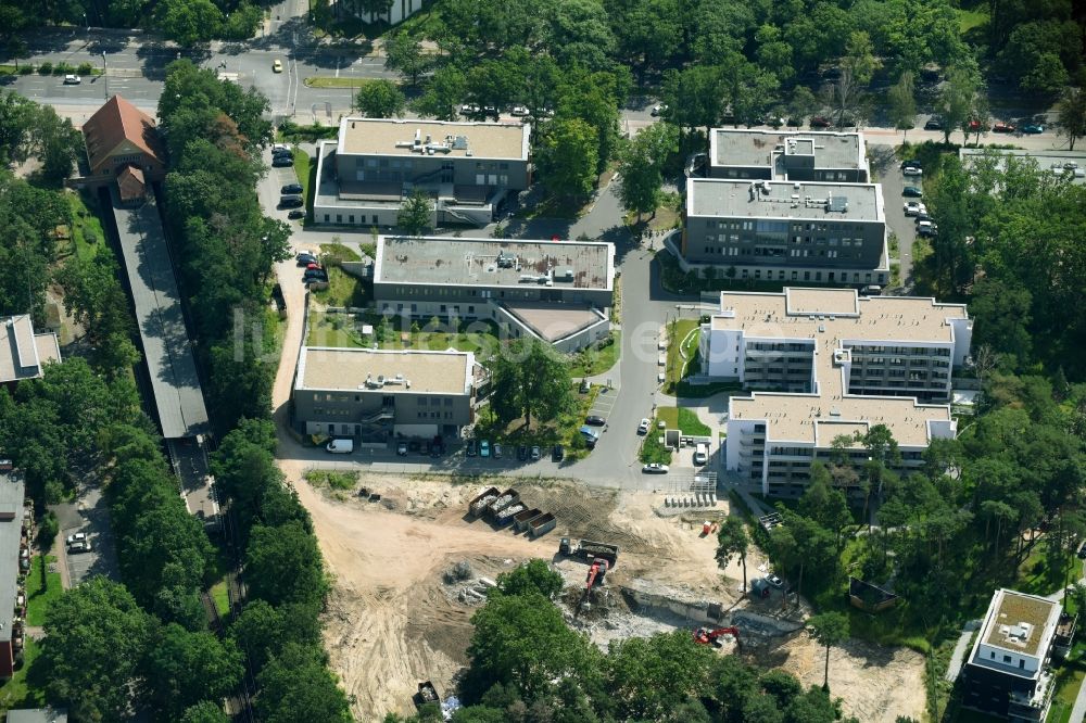 Luftaufnahme Berlin - Gesundheitszentrum und Ärztehaus Medizinisches Versorgungszentrum Onkologischer Schwerpunkt am Oskar-Helene-Heim an der Clayallee im Ortsteil Dahlem in Berlin, Deutschland