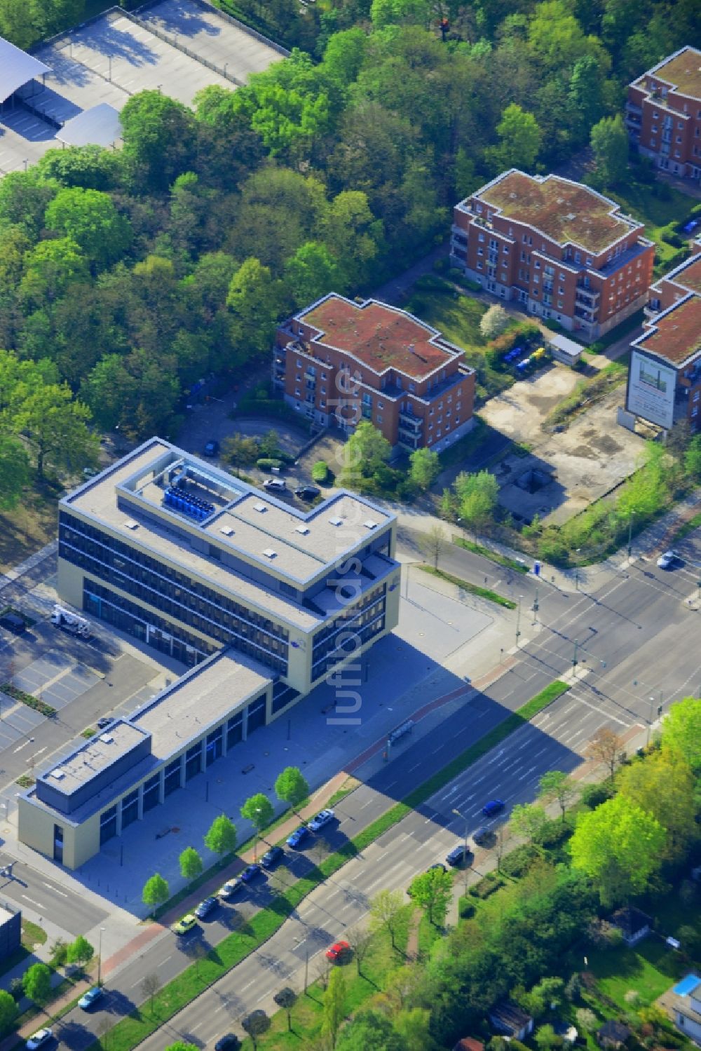 Luftaufnahme Berlin - Gesundheitszentrum am Unfallkrankenhaus Berlin im Stadtteil Biesdorf im Bezirk Marzahn-Hellersdorf in Berlin