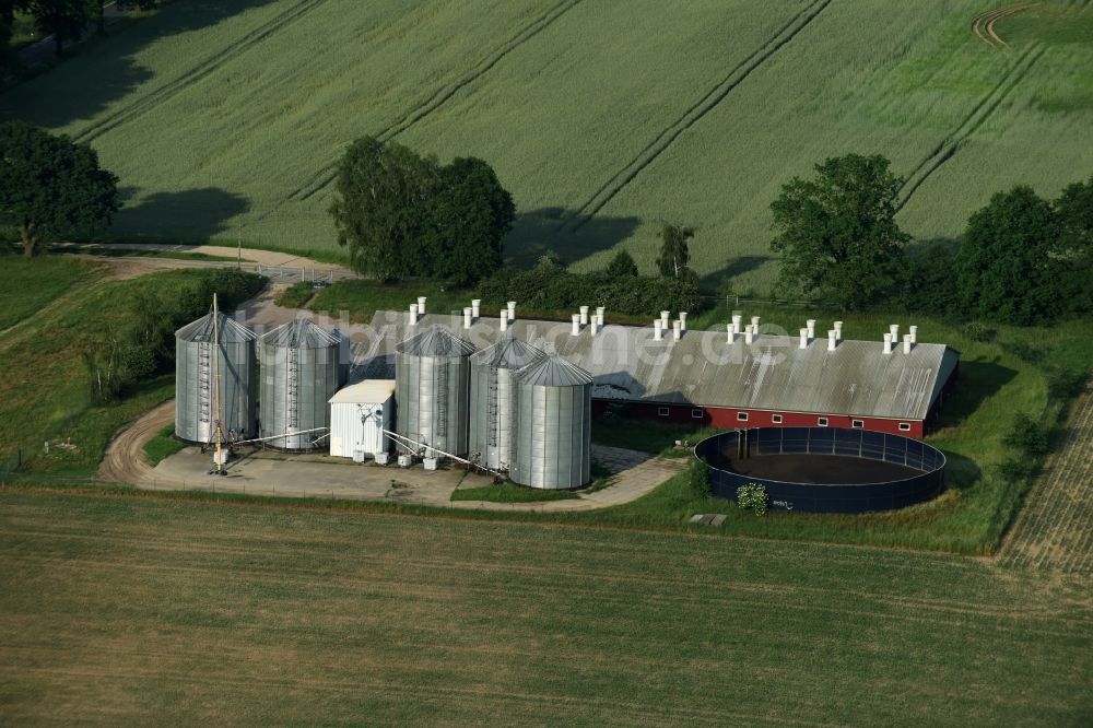 Luftaufnahme Schwante - Getreide Speicher- Hochsilo in Schwante im Bundesland Brandenburg