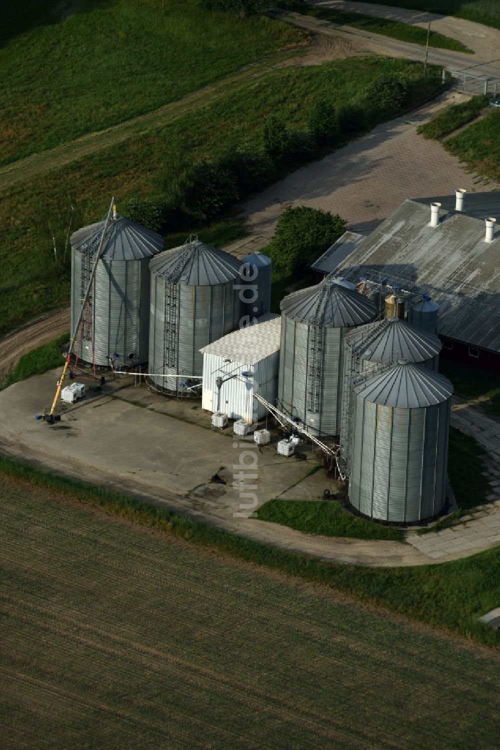 Schwante aus der Vogelperspektive: Getreide Speicher- Hochsilo in Schwante im Bundesland Brandenburg