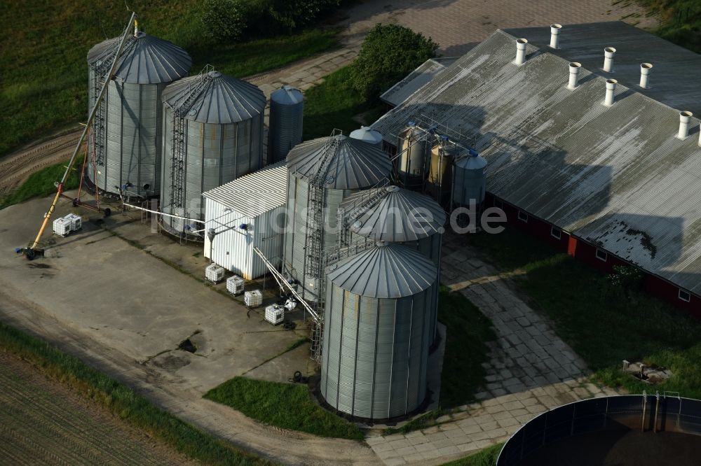 Schwante aus der Vogelperspektive: Getreide Speicher- Hochsilo in Schwante im Bundesland Brandenburg