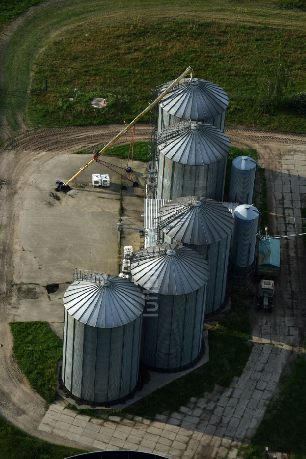 Luftbild Schwante - Getreide Speicher- Hochsilo in Schwante im Bundesland Brandenburg