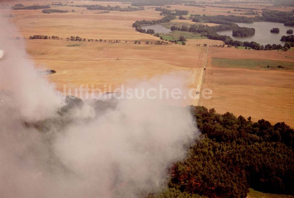 Luftaufnahme Buckow - Getreidefeldbrand südlich von Buckow in der Märkischen Schweiz am 09.07.02 gegen 14:00 Uhr MEZ