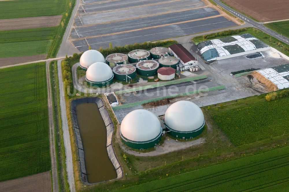 Luftaufnahme Kolitzheim - Gewächshausreihen zur Blumenzucht und Kuppeln einer Biogasanlage im Ortsteil Oberspiesheim in Kolitzheim im Bundesland Bayern, Deutschland