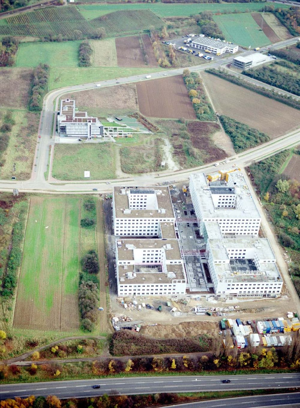 Luftaufnahme Frankfurt am Main - Gewerbe- und Entwicklungsgebiet der HVB-Projekt am Eschenborner Dreieck in Frankfurt Sossenheim (Hessen).