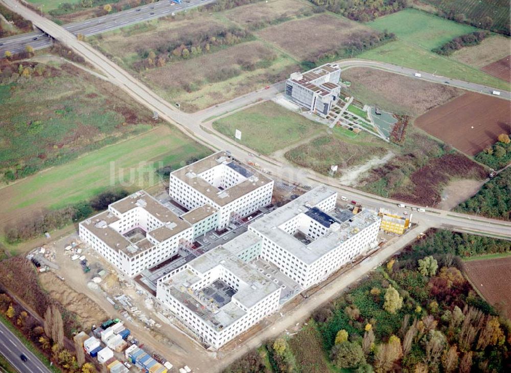 Frankfurt am Main von oben - Gewerbe- und Entwicklungsgebiet der HVB-Projekt am Eschenborner Dreieck in Frankfurt Sossenheim (Hessen).