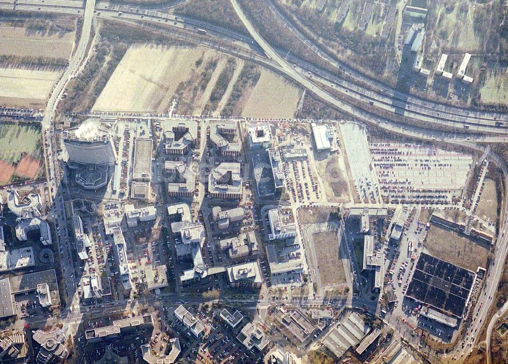 Frankfurt am Main von oben - Gewerbe- und Entwicklungsgebiet der HVB-Projekt am Gewerbegebiet Eschenborn - Süd in Frankfurt Sossenheim (Hessen).