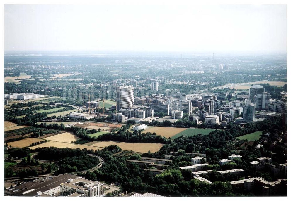 Luftaufnahme Frankfurt am Main - Gewerbe- und Entwicklungsgebiet der HVB-Projekt am Gewerbegebiet Eschenborn - Süd in Frankfurt Sossenheim (Hessen).