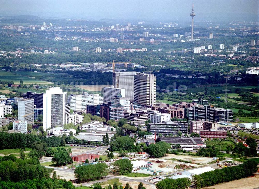 Luftaufnahme Frankfurt am Main - Gewerbe- und Entwicklungsgebiet der HVB-Projekt am Gewerbegebiet Eschenborn - Süd in Frankfurt Sossenheim (Hessen).