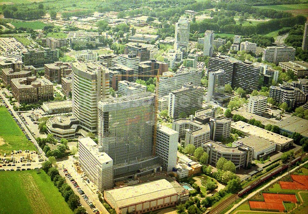 Luftaufnahme Frankfurt am Main - Gewerbe- und Entwicklungsgebiet der HVB-Projekt am Gewerbegebiet Eschenborn - Süd in Frankfurt Sossenheim (Hessen)