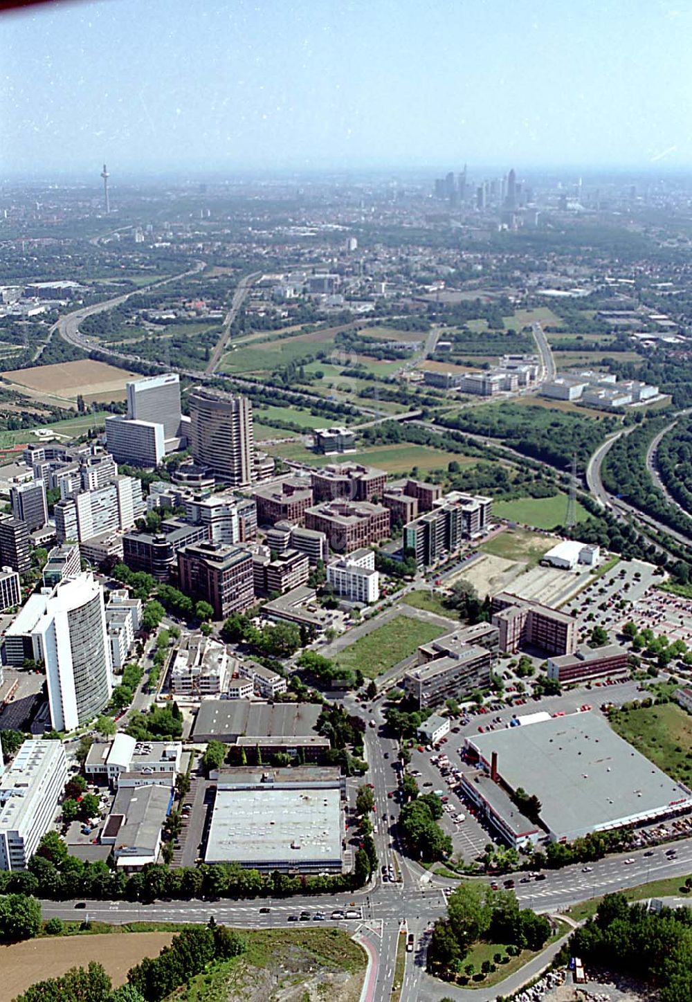 Luftbild Frankfurt Sossenheim (Hessen) - Gewerbe- und Entwicklungsgebiet der HVB-Projekt am Gewerbegebiet Eschenborn - Süd in Frankfurt Sossenheim (Hessen)