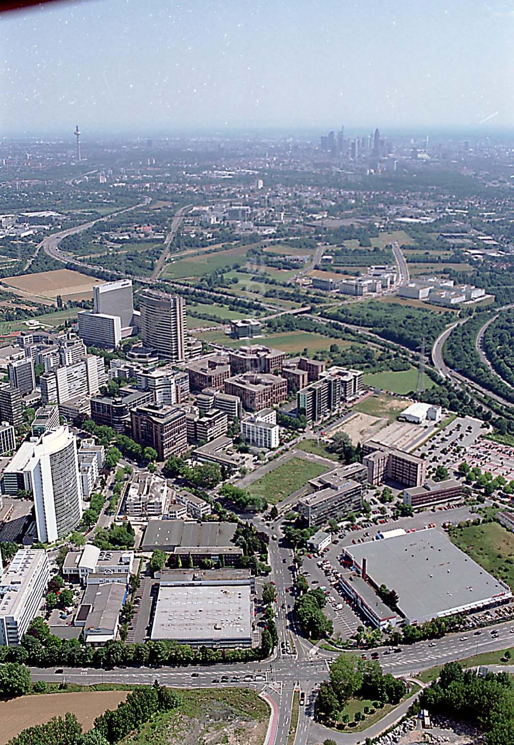 Frankfurt Sossenheim (Hessen) von oben - Gewerbe- und Entwicklungsgebiet der HVB-Projekt am Gewerbegebiet Eschenborn - Süd in Frankfurt Sossenheim (Hessen)