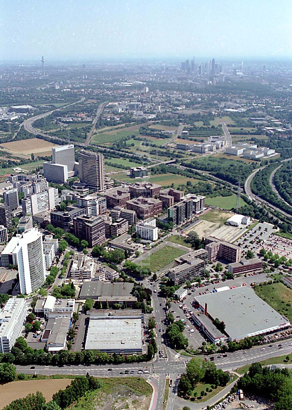 Luftbild Frankfurt Sossenheim (Hessen) - Gewerbe- und Entwicklungsgebiet der HVB-Projekt am Gewerbegebiet Eschenborn - Süd in Frankfurt Sossenheim (Hessen)