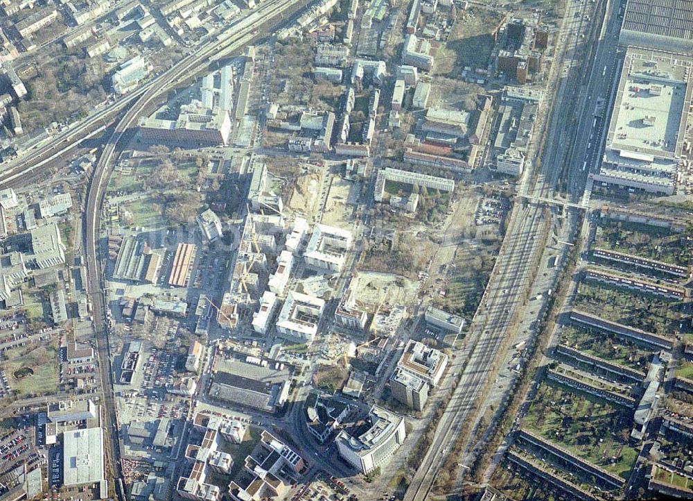 Frankfurt am Main von oben - Gewerbe- und Entwicklungsgebiet der HVB-Projekt an der Theodor-Heuss-Allee in Frankfurt/Main. (Hessen).