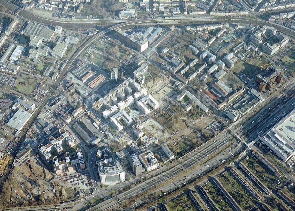 Luftaufnahme Frankfurt am Main - Gewerbe- und Entwicklungsgebiet der HVB-Projekt an der Theodor-Heuss-Allee in Frankfurt/Main. (Hessen).