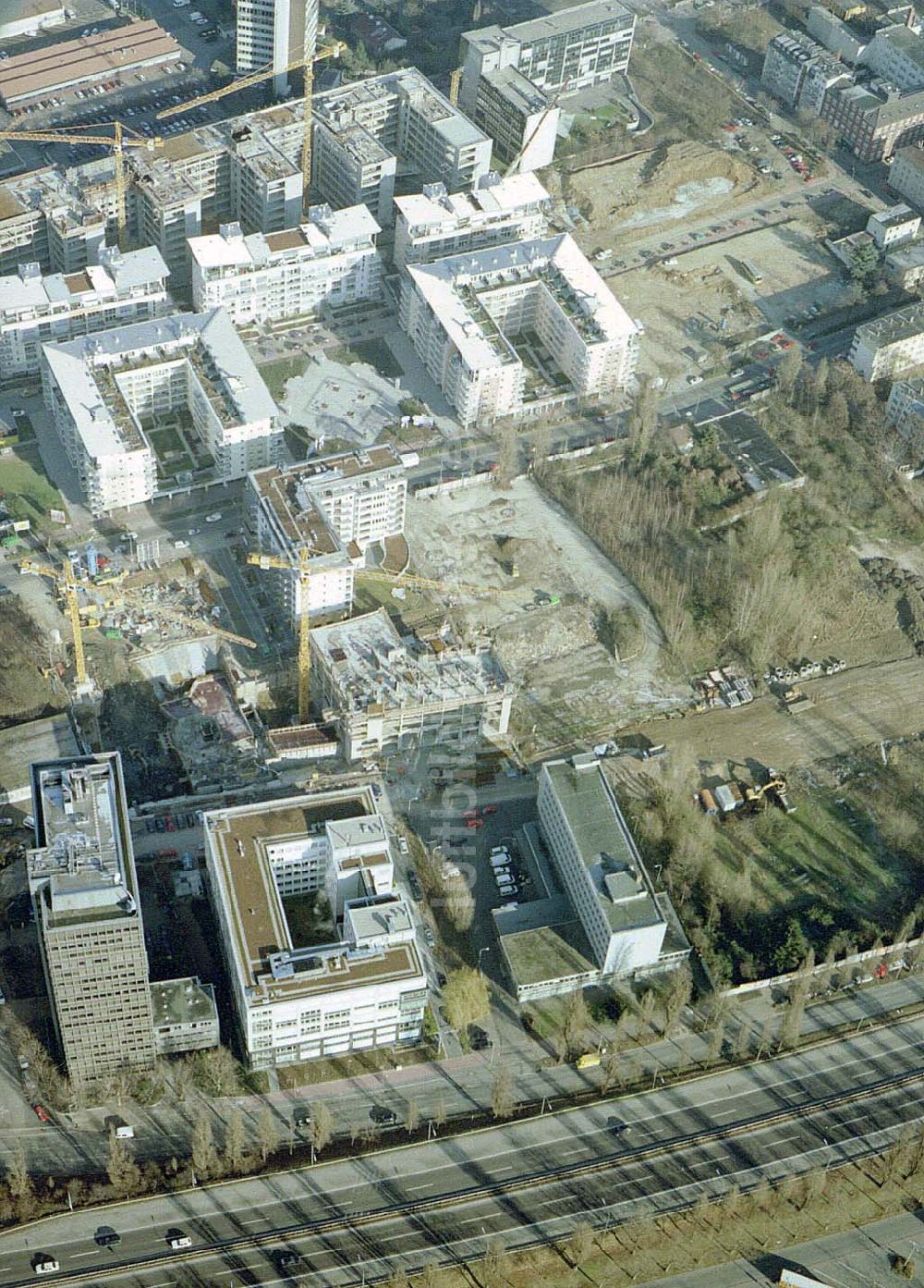 Frankfurt am Main aus der Vogelperspektive: Gewerbe- und Entwicklungsgebiet der HVB-Projekt an der Theodor-Heuss-Allee in Frankfurt/Main. (Hessen).