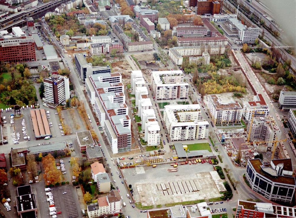 Luftaufnahme Frankfurt am Main - Gewerbe- und Entwicklungsgebiet der HVB-Projekt an der Theodor-Heuss-Allee in Frankfurt/Main. (Hessen).