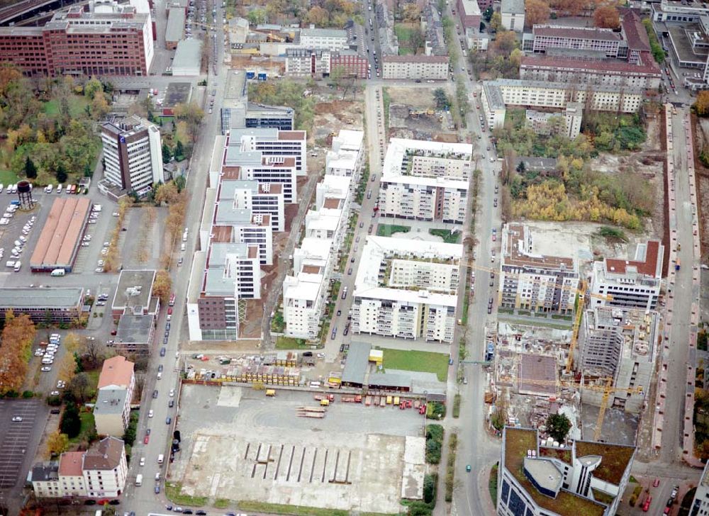 Frankfurt am Main aus der Vogelperspektive: Gewerbe- und Entwicklungsgebiet der HVB-Projekt an der Theodor-Heuss-Allee in Frankfurt/Main. (Hessen).