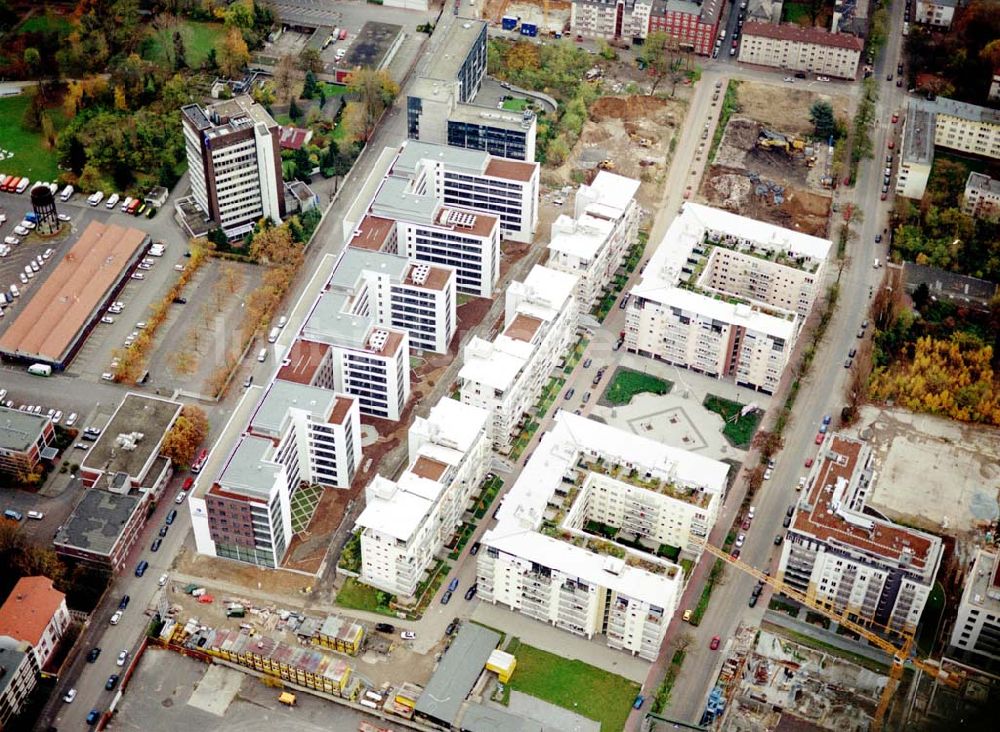 Frankfurt am Main aus der Vogelperspektive: Gewerbe- und Entwicklungsgebiet der HVB-Projekt an der Theodor-Heuss-Allee in Frankfurt/Main. (Hessen).