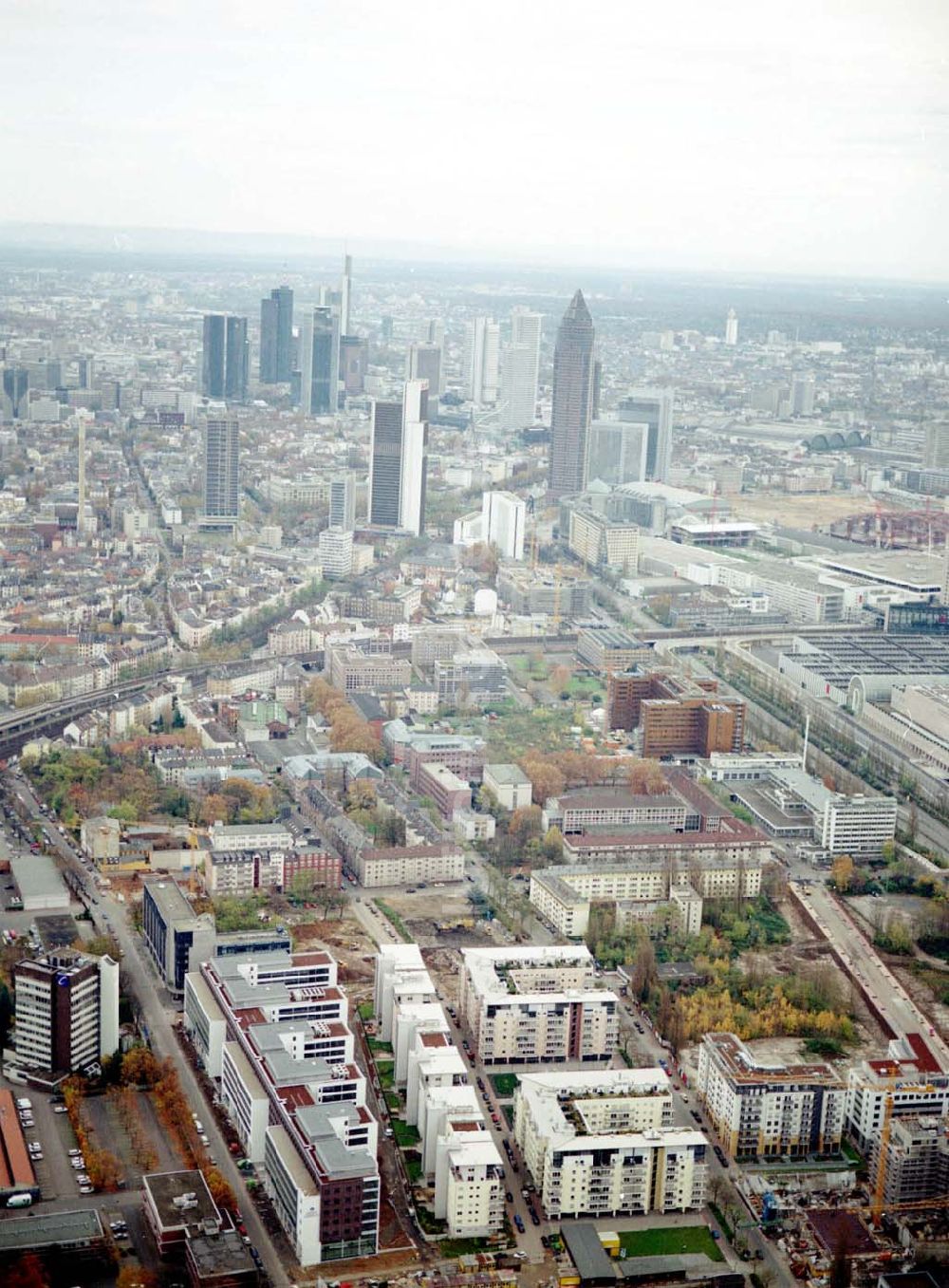 Luftbild Frankfurt am Main - Gewerbe- und Entwicklungsgebiet der HVB-Projekt an der Theodor-Heuss-Allee in Frankfurt/Main. (Hessen).