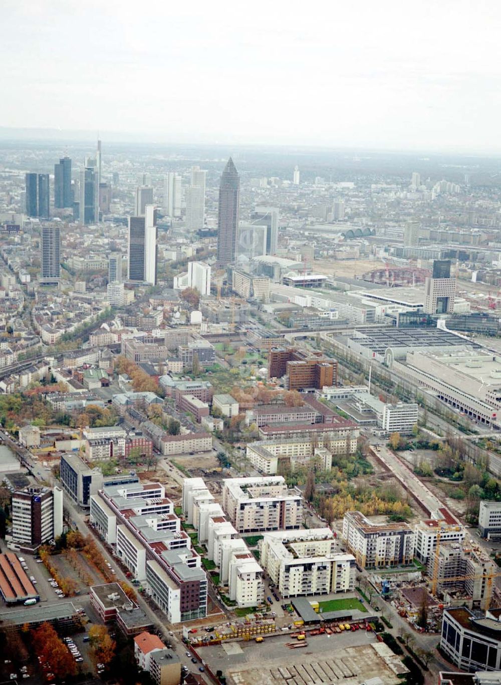 Luftaufnahme Frankfurt am Main - Gewerbe- und Entwicklungsgebiet der HVB-Projekt an der Theodor-Heuss-Allee in Frankfurt/Main. (Hessen).