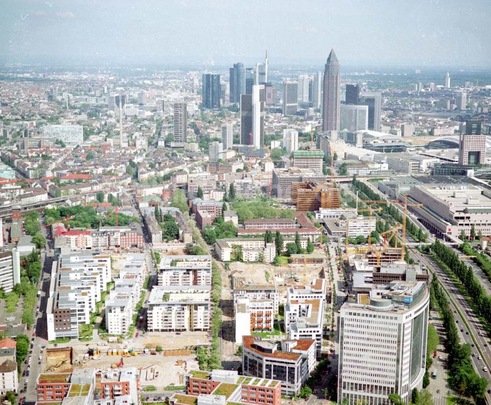 Frankfurt am Main von oben - Gewerbe- und Entwicklungsgebiet der HVB-Projekt an der Theodor-Heuss-Allee in Frankfurt/Main. (Hessen).