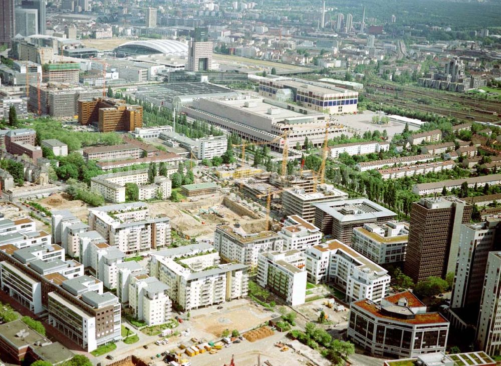 Frankfurt am Main aus der Vogelperspektive: Gewerbe- und Entwicklungsgebiet der HVB-Projekt an der Theodor-Heuss-Allee in Frankfurt/Main. (Hessen).