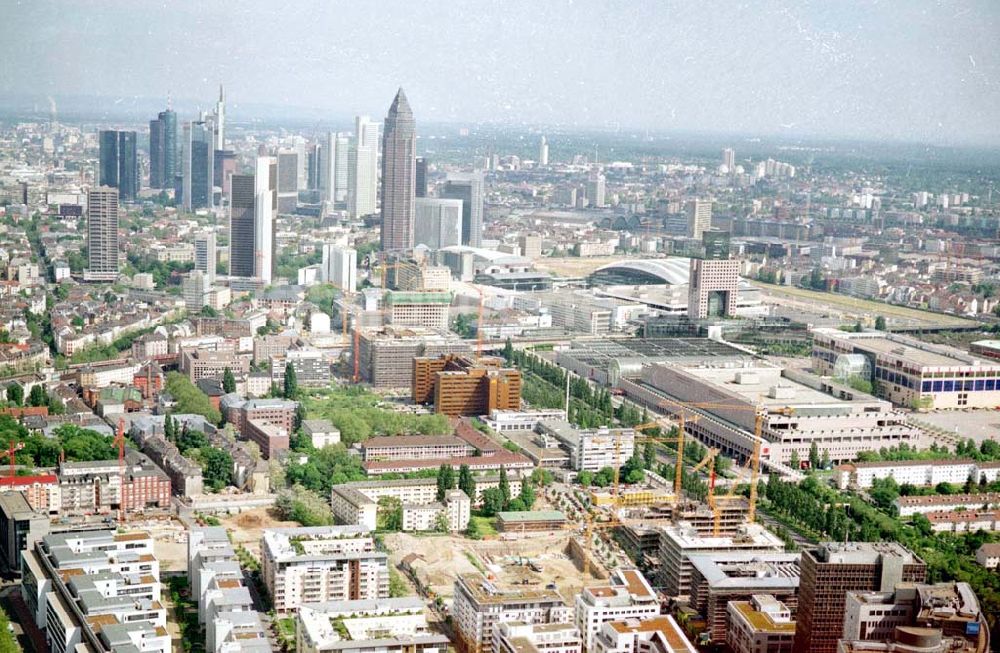 Luftaufnahme Frankfurt am Main - Gewerbe- und Entwicklungsgebiet der HVB-Projekt an der Theodor-Heuss-Allee in Frankfurt/Main. (Hessen).