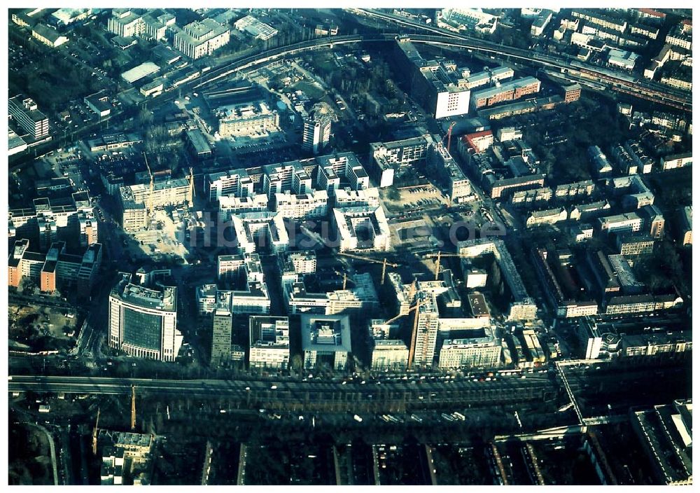 Luftaufnahme Frankfurt / M. - Gewerbe- und Entwicklungsgebiet der HVB-Projekt an der Theodor-Heuss-Allee in Frankfurt/Main. (Hessen)..10.12.02