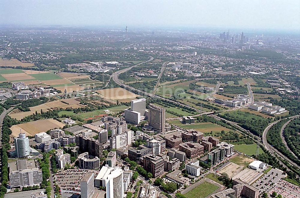 Luftaufnahme Frankfurt - Gewerbe- und Entwicklungsgebiet der HVB-Projekt an der Theodor-Heuss-Allee in Frankfurt/Main. (Hessen)..10.12.02