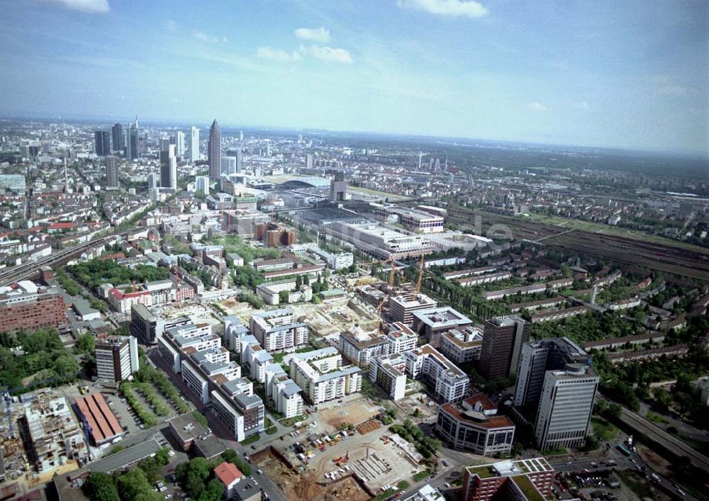 Luftaufnahme Frankfurt am Main - Gewerbe- und Entwicklungsgebiet der HVB-Projekt an der Theodor-Heuss-Allee in Frankfurt/Main. (Hessen). 16.Mai 2002