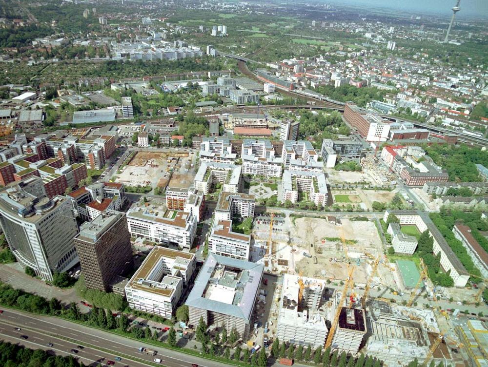 Frankfurt am Main aus der Vogelperspektive: Gewerbe- und Entwicklungsgebiet der HVB-Projekt an der Theodor-Heuss-Allee in Frankfurt/Main. (Hessen). 16.Mai 2002