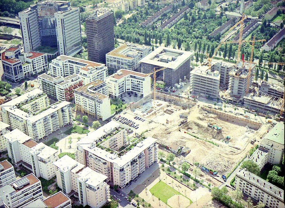 Frankfurt am Main von oben - Gewerbe- und Entwicklungsgebiet der HVB-Projekt an der Theodor-Heuss-Allee in Frankfurt/Main. (Hessen). 16.Mai 2002