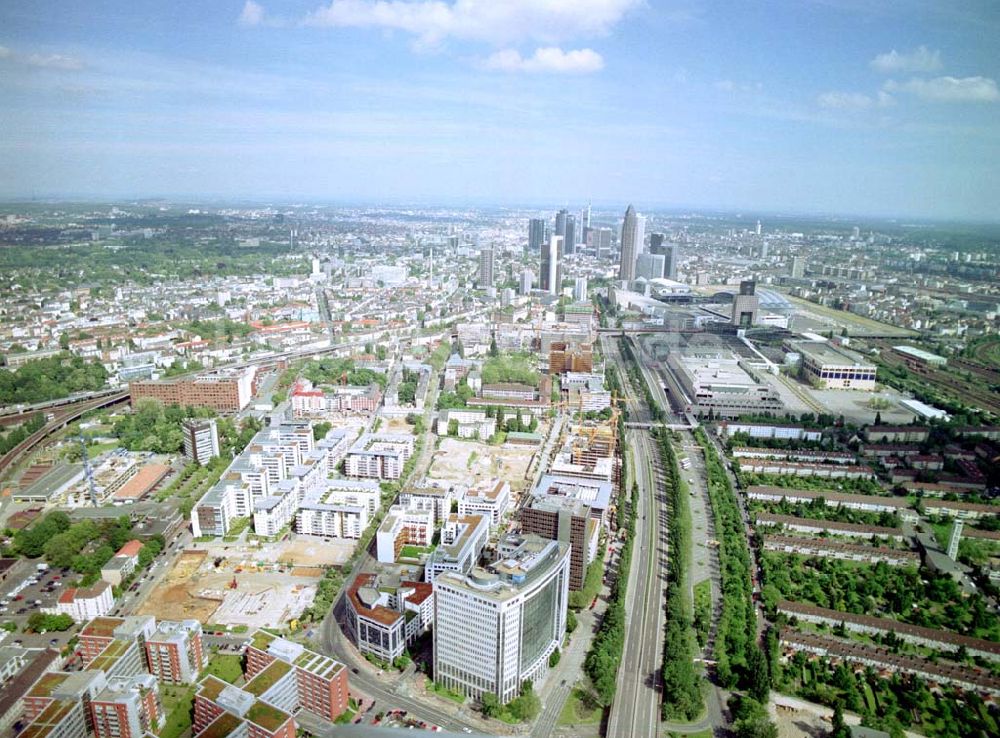 Frankfurt am Main aus der Vogelperspektive: Gewerbe- und Entwicklungsgebiet der HVB-Projekt an der Theodor-Heuss-Allee in Frankfurt/Main. (Hessen). 16.Mai 2002