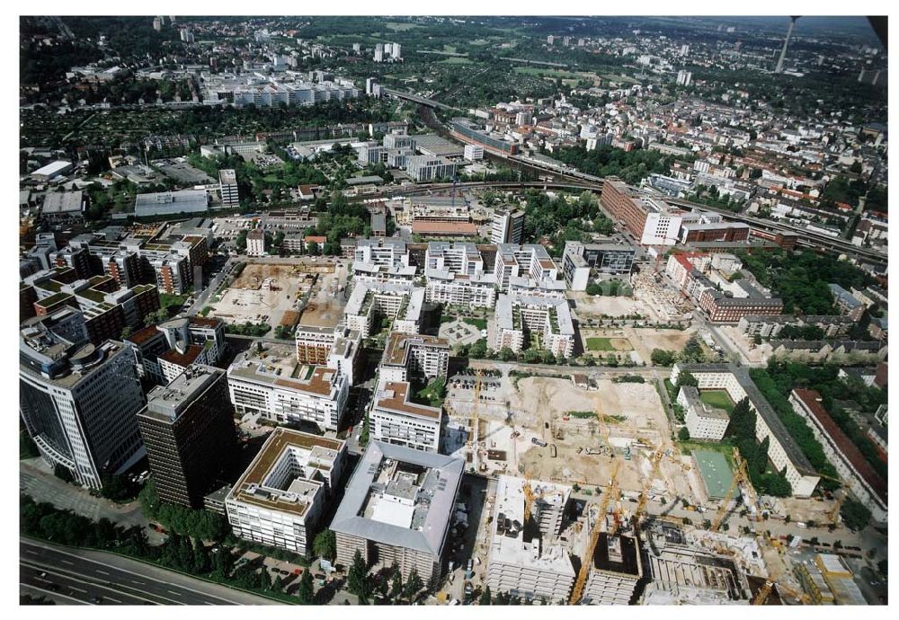 Luftbild Frankfurt am Main - Gewerbe- und Entwicklungsgebiet der HVB-Projekt an der Theodor-Heuss-Allee in Frankfurt/Main. (Hessen). 16.Mai 2002