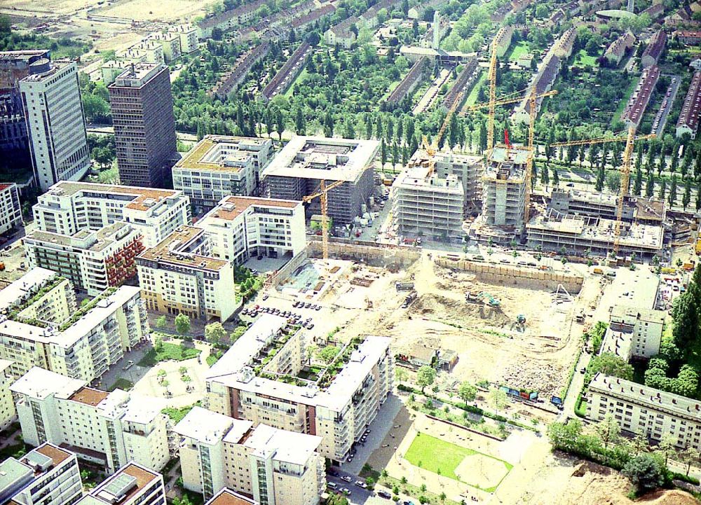 Luftaufnahme Frankfurt am Main - Gewerbe- und Entwicklungsgebiet der HVB-Projekt an der Theodor-Heuss-Allee in Frankfurt/Main. (Hessen). 16.Mai 2002