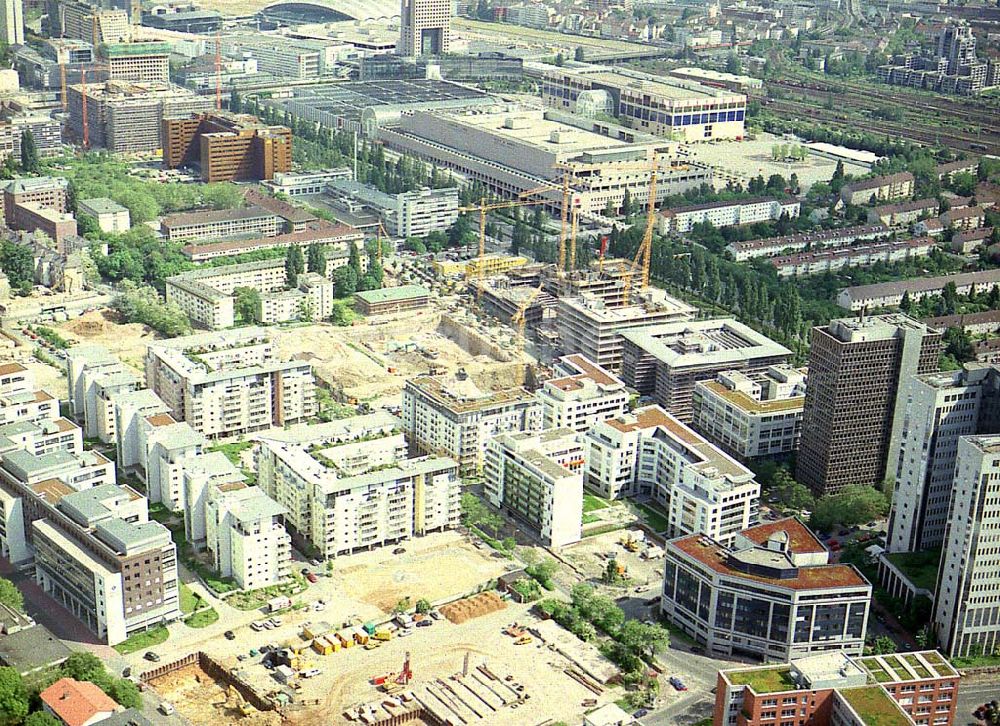 Frankfurt am Main von oben - Gewerbe- und Entwicklungsgebiet der HVB-Projekt an der Theodor-Heuss-Allee in Frankfurt/Main. (Hessen). 16.Mai 2002