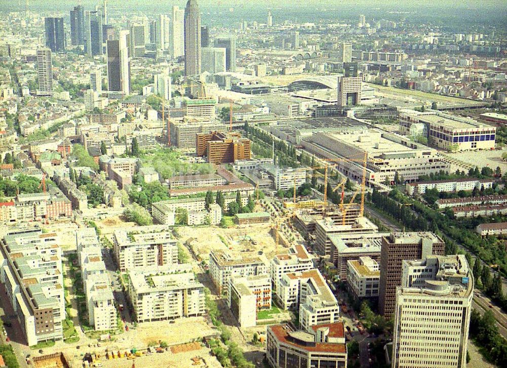 Frankfurt am Main aus der Vogelperspektive: Gewerbe- und Entwicklungsgebiet der HVB-Projekt an der Theodor-Heuss-Allee in Frankfurt/Main. (Hessen). 16.Mai 2002