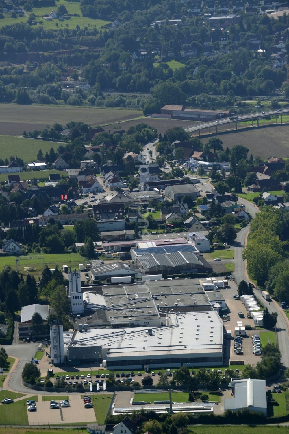 Uffeln aus der Vogelperspektive: Gewerbe- und Industrie- Gebiet im Westen von Uffeln am östlichen Ufer des Flusses Weser im Bundesland Nordrhein-Westfalen