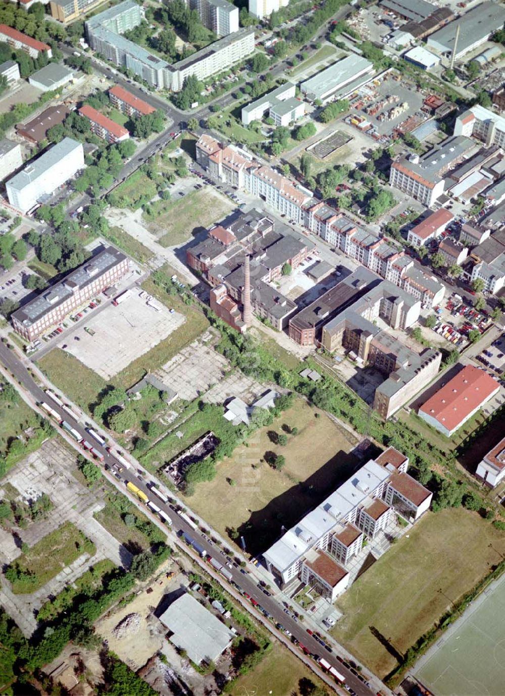 Luftaufnahme Berlin - Lichtenberg - Gewerbe- und Industriegebiet der HVB-Projekt GmbH an der Bornitzstraße in Berlin - Lichtenberg.