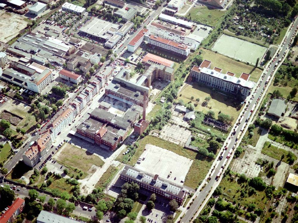 Luftaufnahme Berlin - Lichtenberg - Gewerbe- und Industriegebiet der HVB-Projekt GmbH an der Bornitzstraße in Berlin - Lichtenberg.