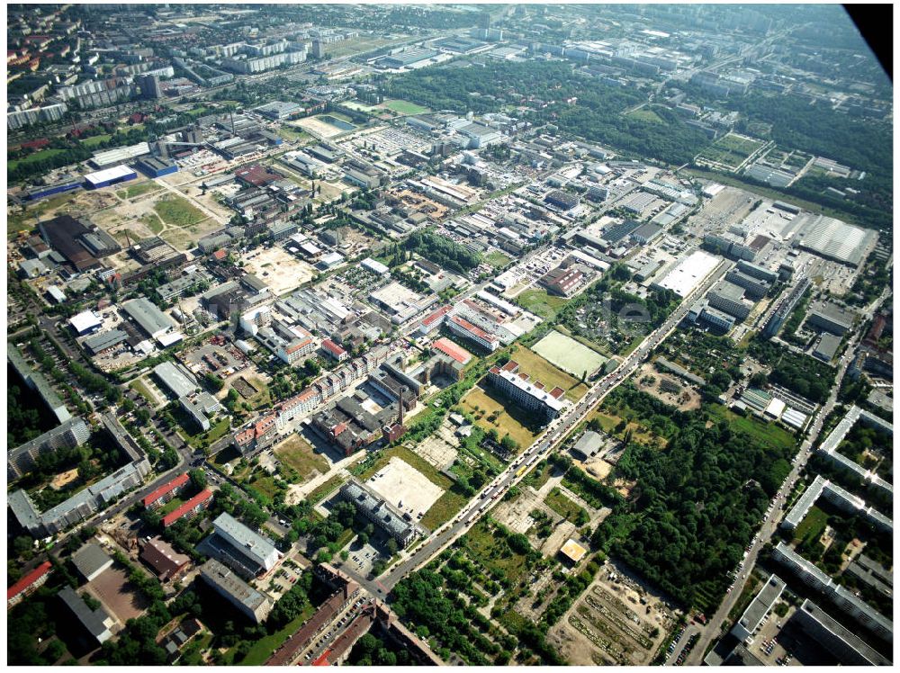 Luftaufnahme Berlin - Lichtenberg - Gewerbe- und Industriegebiet der HVB-Projekt GmbH an der Bornitzstraße in Berlin - Lichtenberg.