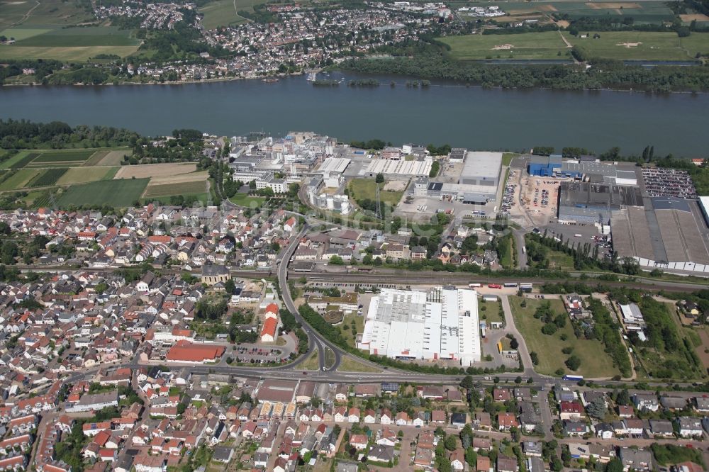 Budenheim aus der Vogelperspektive: Gewerbe- und Industriegebiete am Rheinufer in Budenheim im Bundesland Rheinland-Pfalz