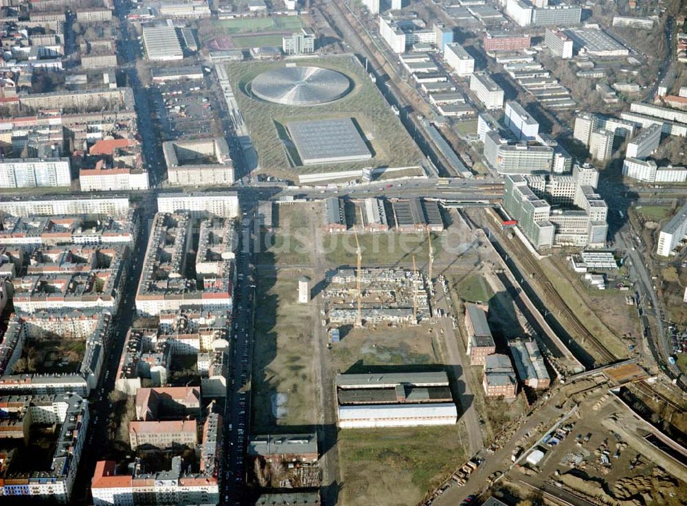 Berlin - Lichtenberg von oben - Gewerbe- und Wohnbau der BLEG auf dem Gelände der alten Schlachthöfe an der Landsberger Allee in Berlin - Lichtenberg.