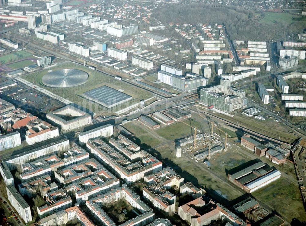 Luftaufnahme Berlin - Lichtenberg - Gewerbe- und Wohnbau der BLEG auf dem Gelände der alten Schlachthöfe an der Landsberger Allee in Berlin - Lichtenberg.