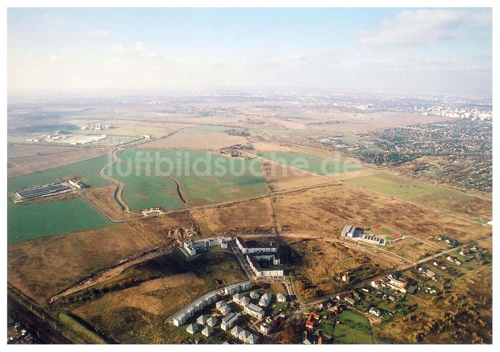 Luftaufnahme Schönefeld - Brandenburg - Gewerbe- und Wohngebiet Roncasa der HVB Projekt GmbH westlich des S- und Fernbahnhofes Schönefeld. 05.11.2002