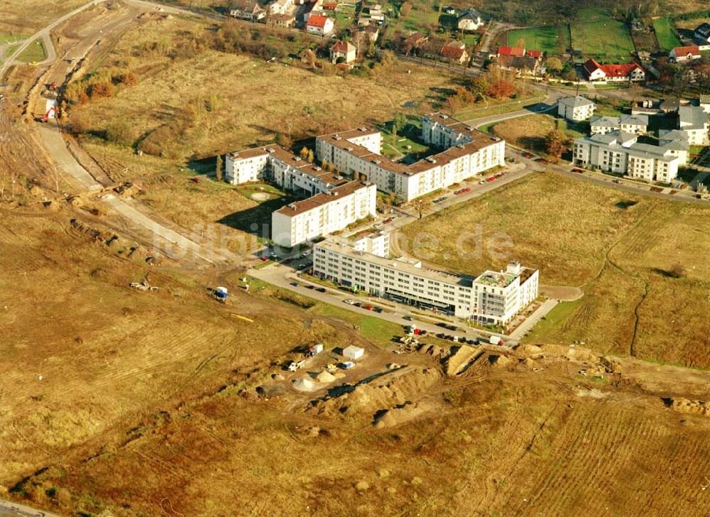 Schönefeld - Brandenburg von oben - Gewerbe- und Wohngebiet Roncasa der HVB Projekt GmbH westlich des S- und Fernbahnhofes Schönefeld. 05.11.2002